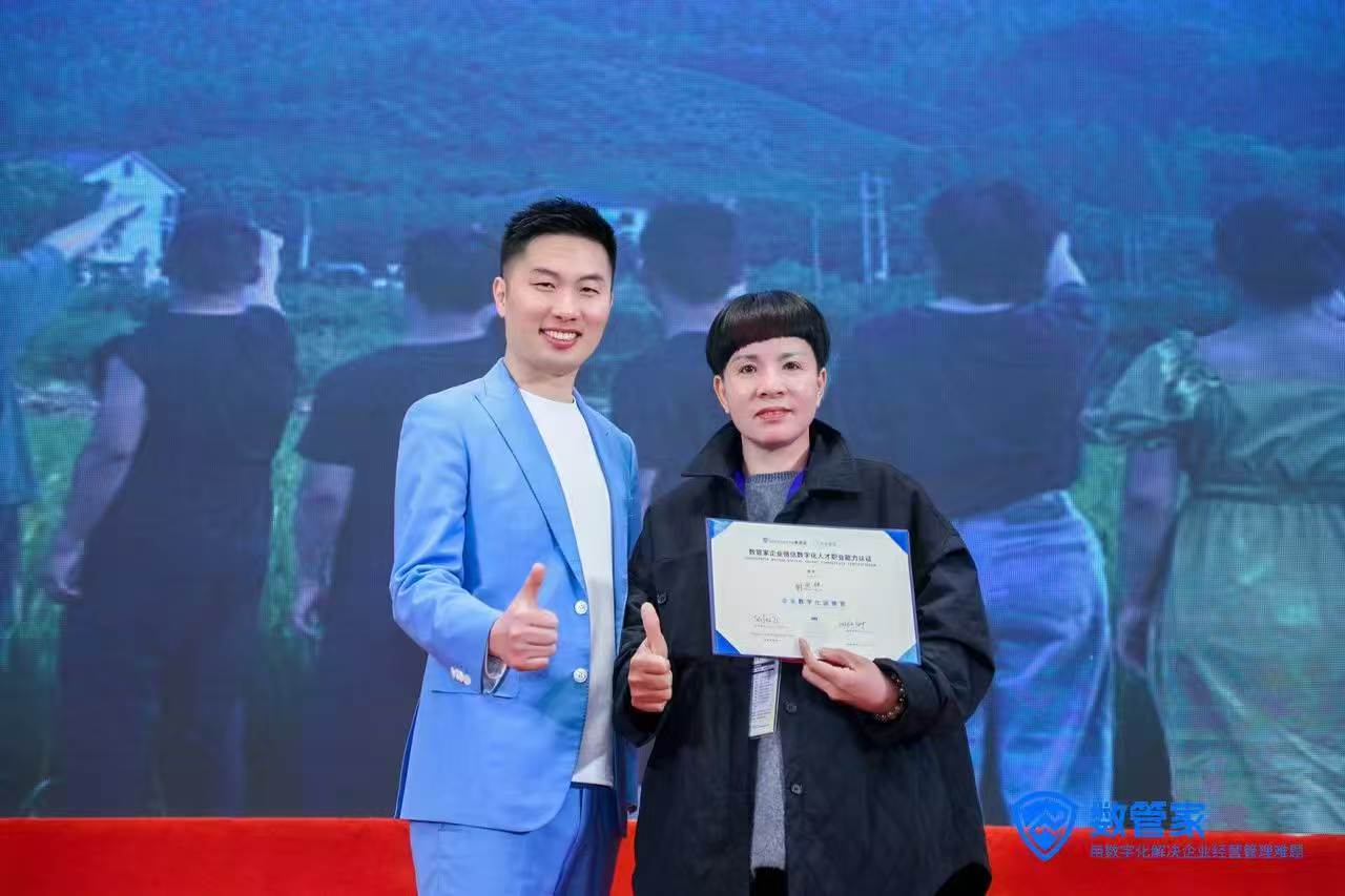 تیم SXJZ به سوژو سفر می کند تا هوش مصنوعی را برای خدمات بهتر به مشتریان بیاموزد